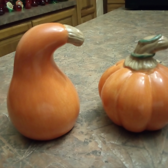 Large, Vintage, Ceramic, Bella Casa, Salt & Pepper, Shaker's. Like New Condition - Picture 7 of 8